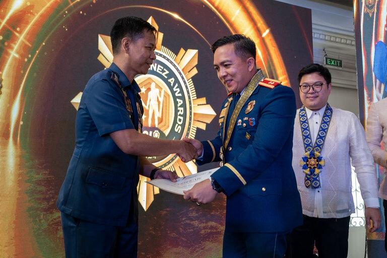 JCI-Manila-President-Charles-Matthew-Calel-Gosingtian-and-Police-Colonel-Jessie-Tamayao-awards-a-certificate-of-recognition-to-Police-Captain-Aminoden-Mangonday.-5-3
