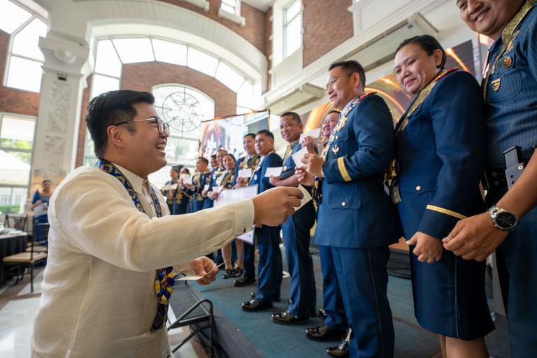 JCI-Manila-President-Charles-Matthew-Calel-Gosingtian-presents-the-prize-cheque-to-the-Ignacio-B
